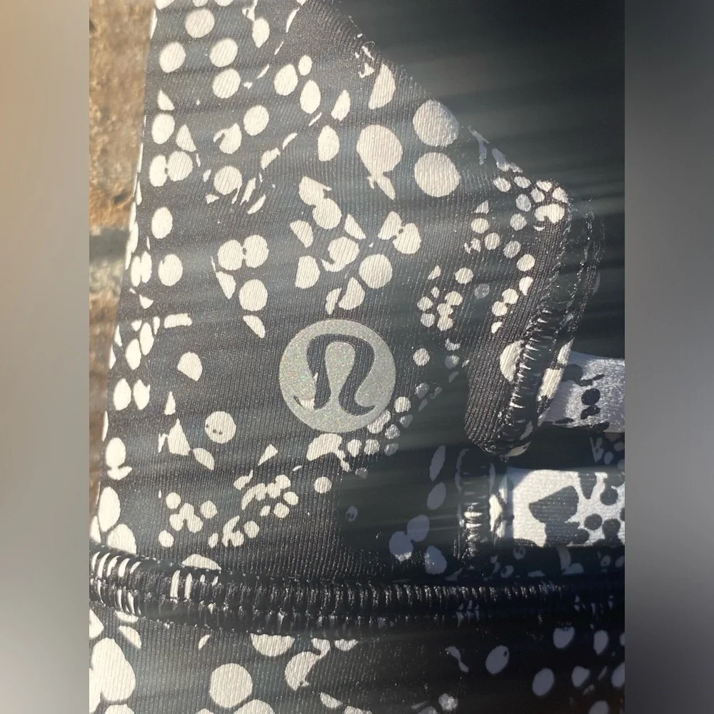 Lululemon Slide With Me Bra in Chirasu Black / Chirakasu Alpine White ~ 6 - Picture 5 of 11